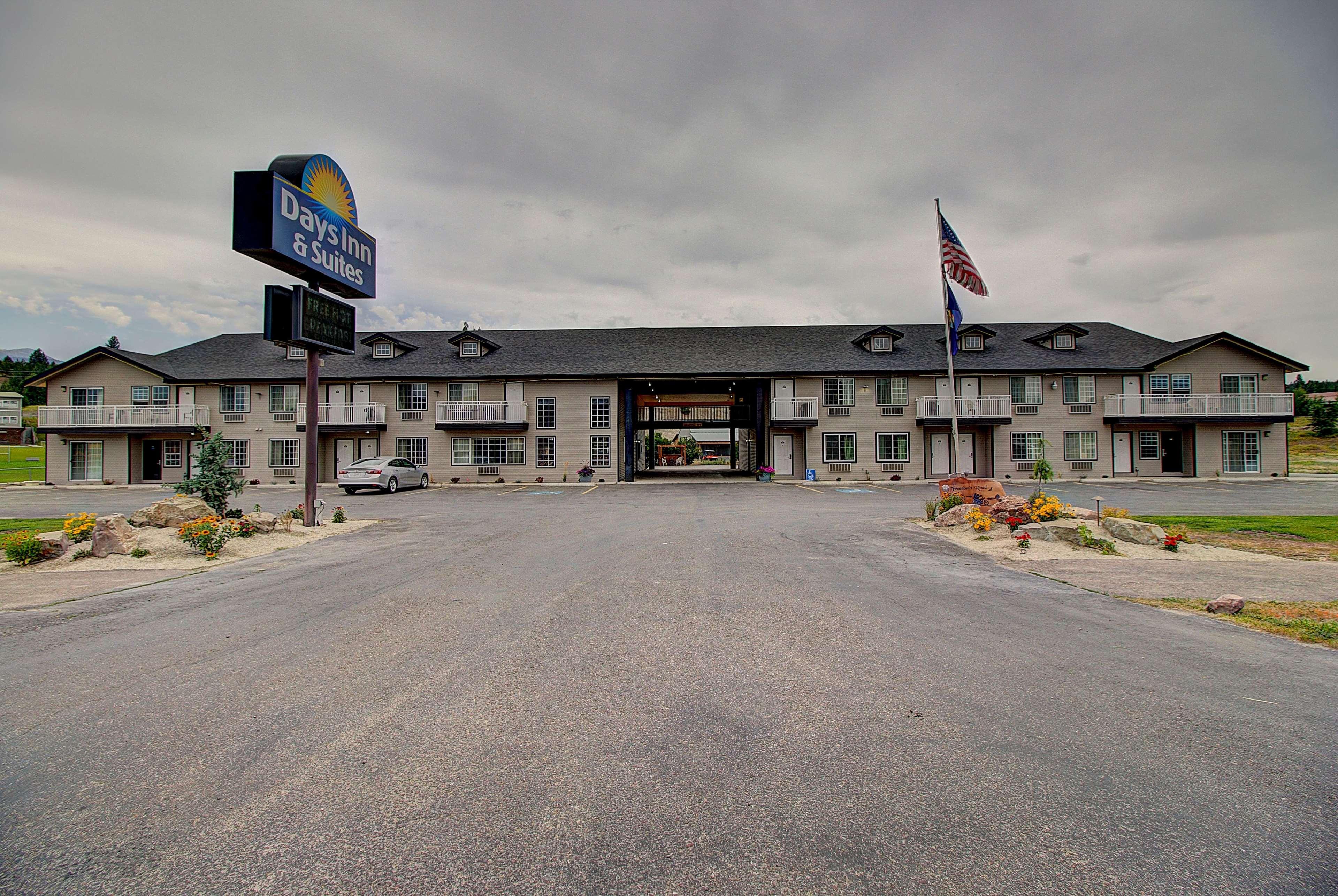 Days Inn & Suites By Wyndham Lolo Zewnętrze zdjęcie