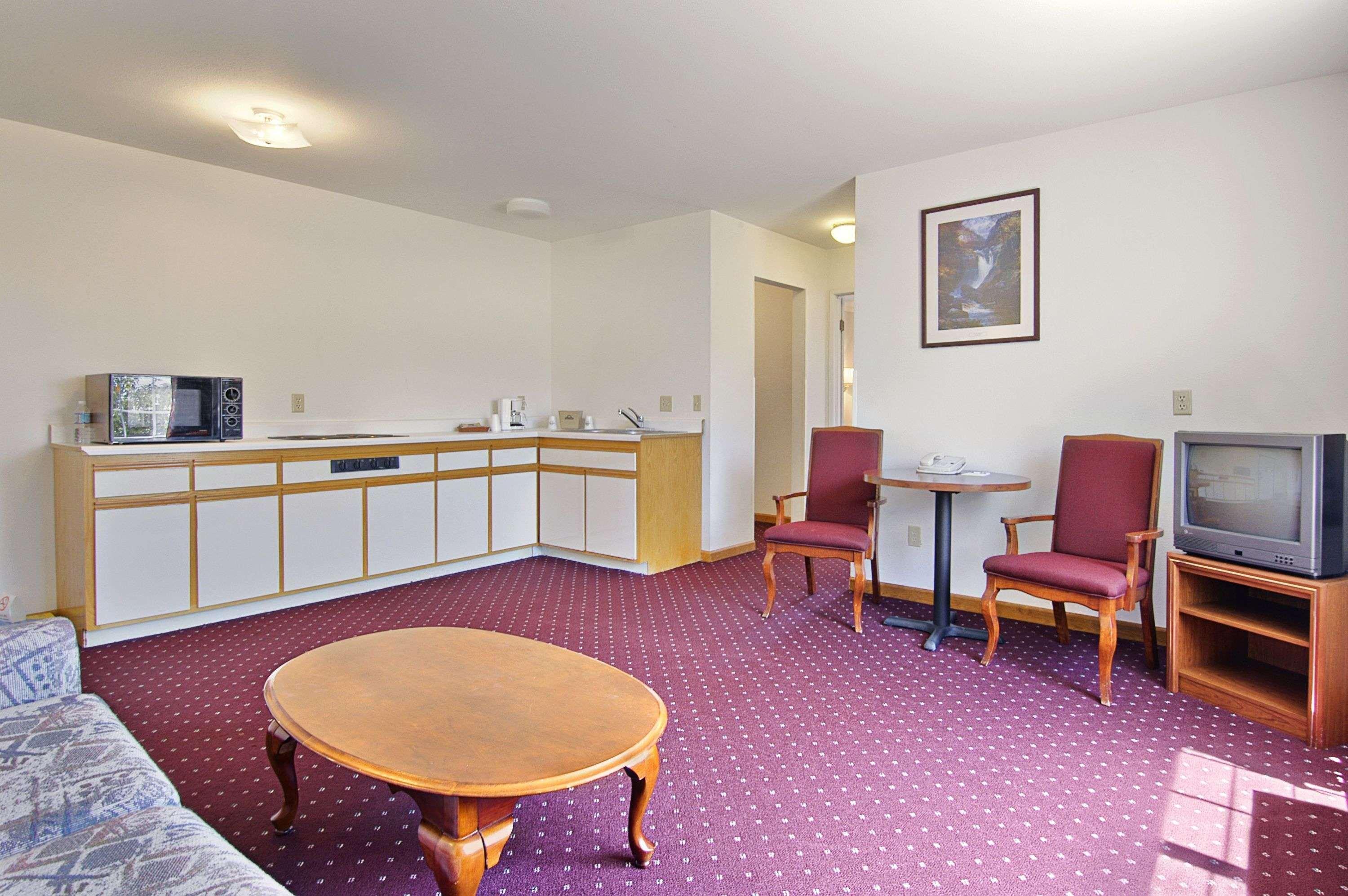 Days Inn & Suites By Wyndham Lolo Zewnętrze zdjęcie